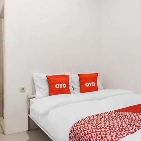 Отель Super Oyo 91074 Stariez Senen Syariah Джакарта Экстерьер фото