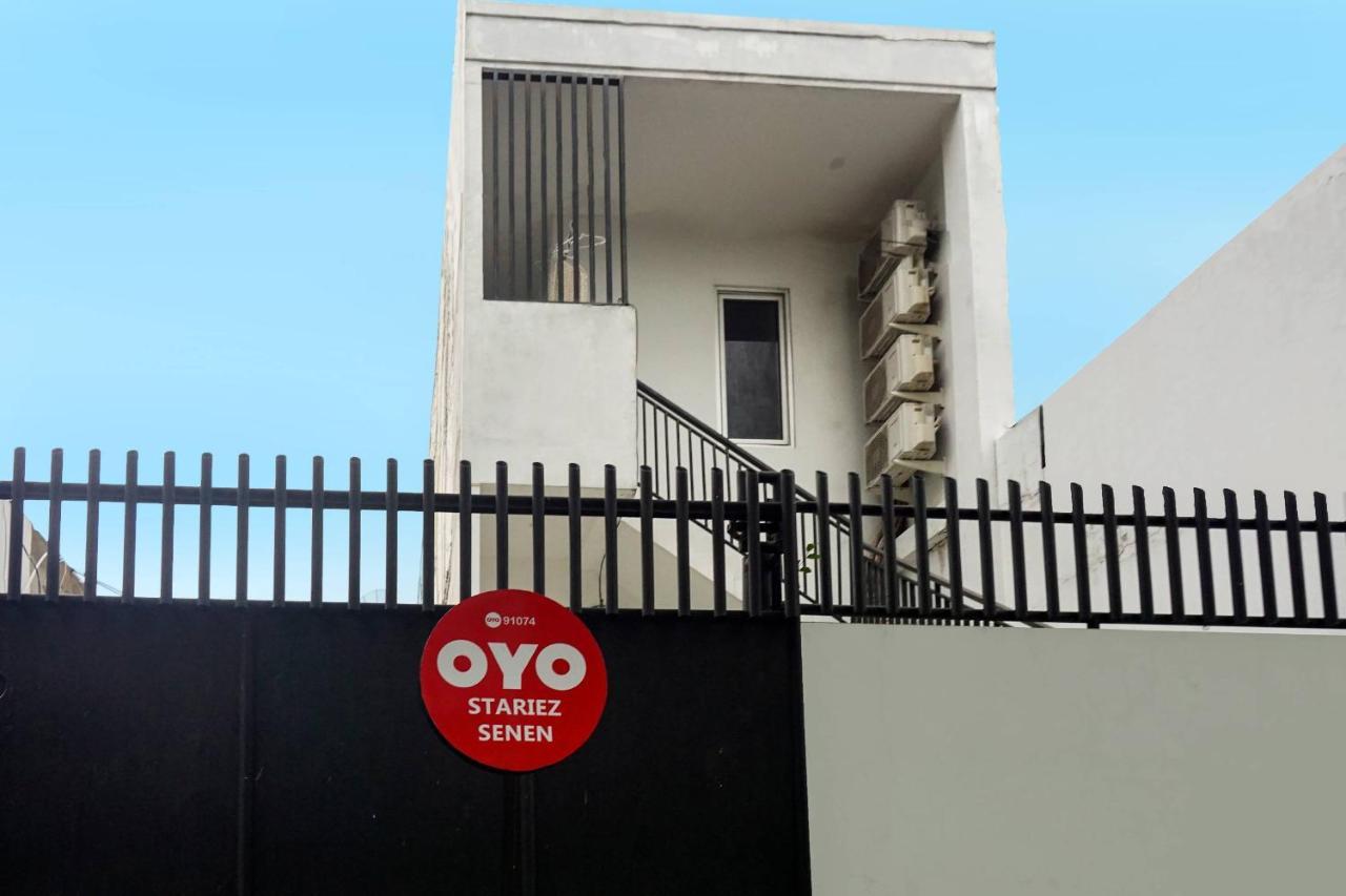 Отель Super Oyo 91074 Stariez Senen Syariah Джакарта Экстерьер фото