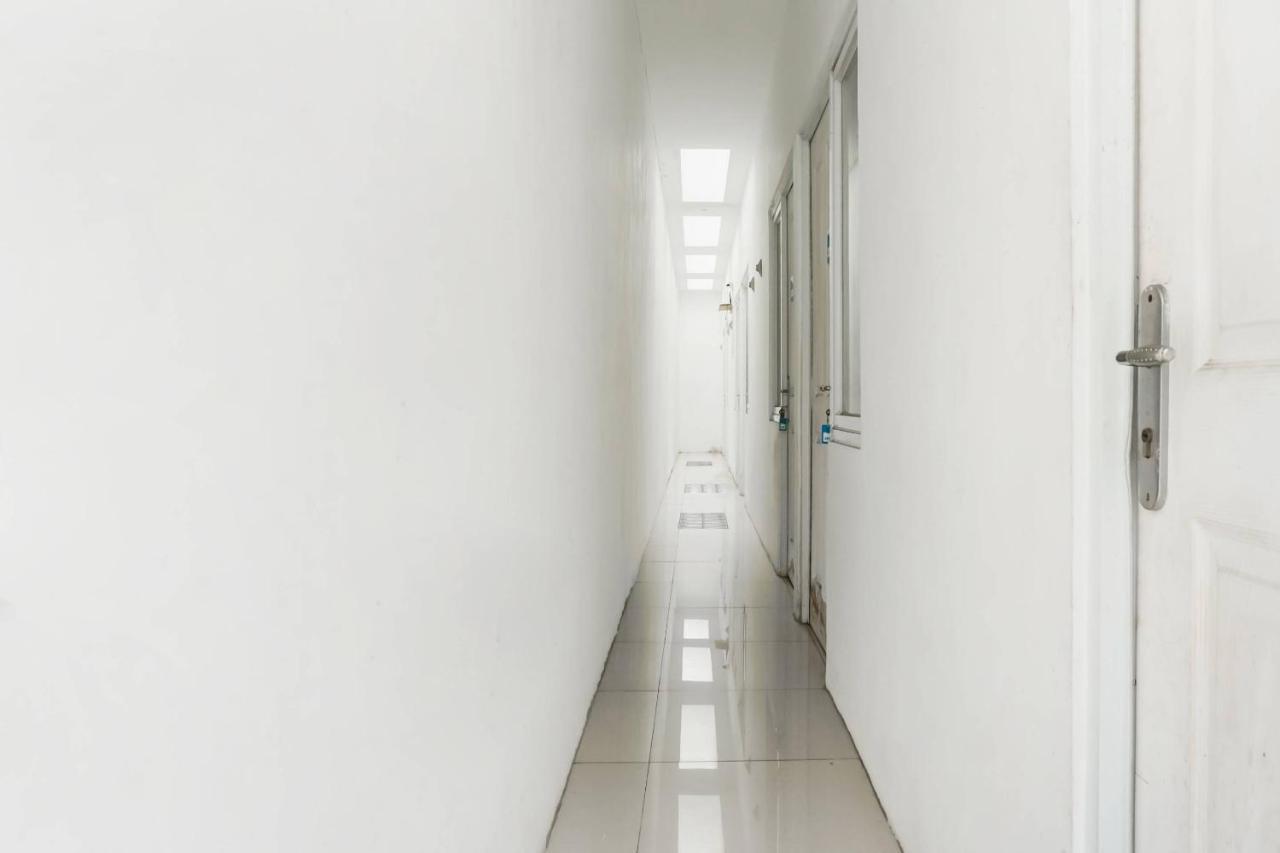 Отель Super Oyo 91074 Stariez Senen Syariah Джакарта Экстерьер фото