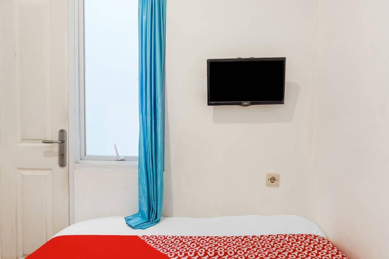 Отель Super Oyo 91074 Stariez Senen Syariah Джакарта Экстерьер фото