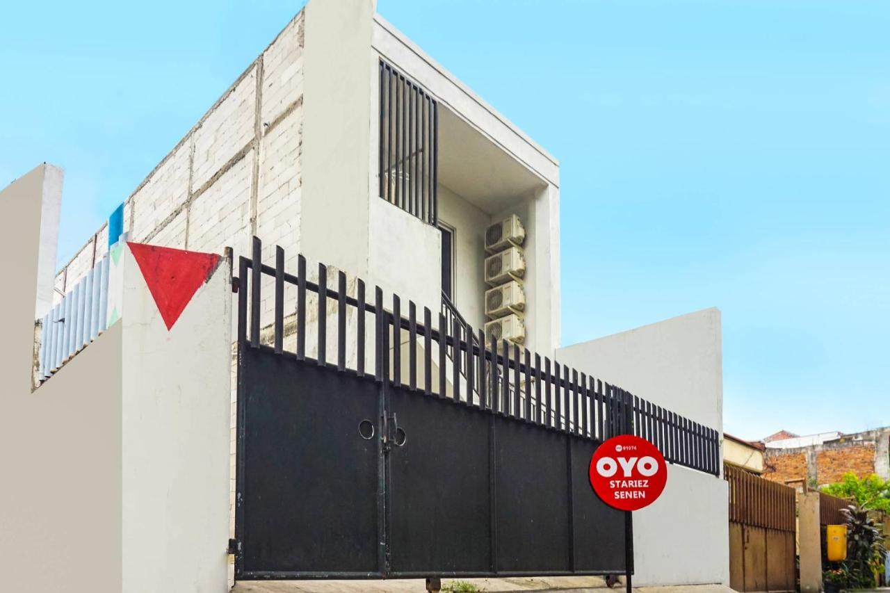 Отель Super Oyo 91074 Stariez Senen Syariah Джакарта Экстерьер фото