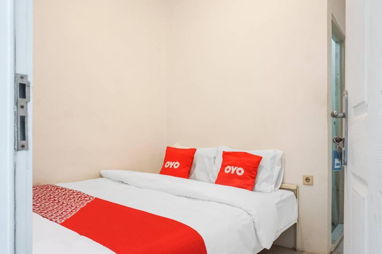 Отель Super Oyo 91074 Stariez Senen Syariah Джакарта Экстерьер фото