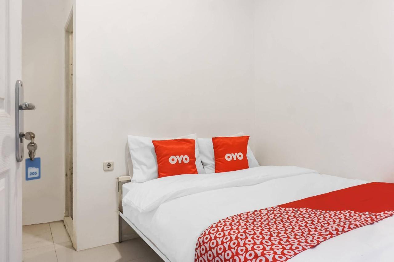 Отель Super Oyo 91074 Stariez Senen Syariah Джакарта Экстерьер фото