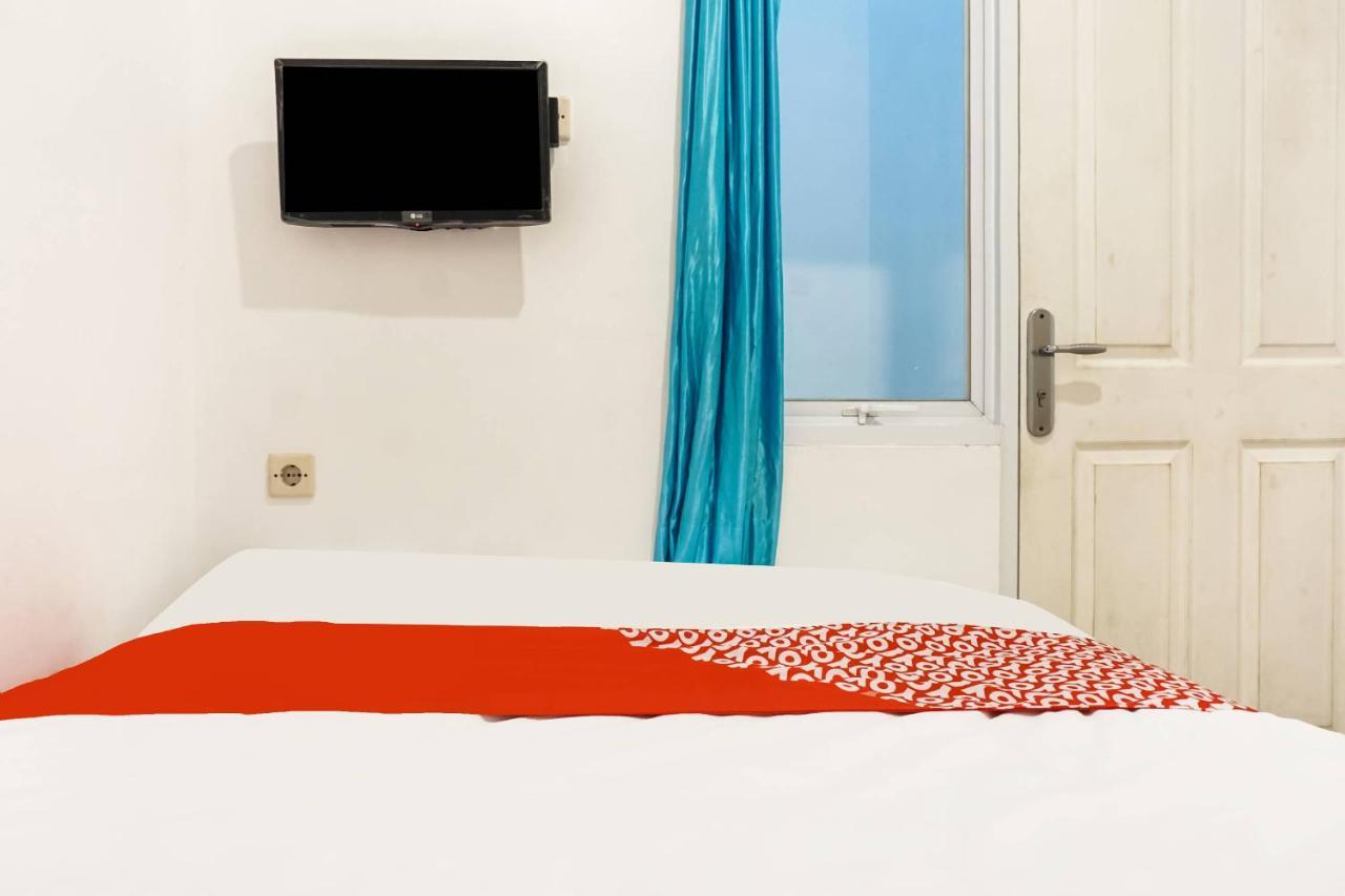Отель Super Oyo 91074 Stariez Senen Syariah Джакарта Экстерьер фото